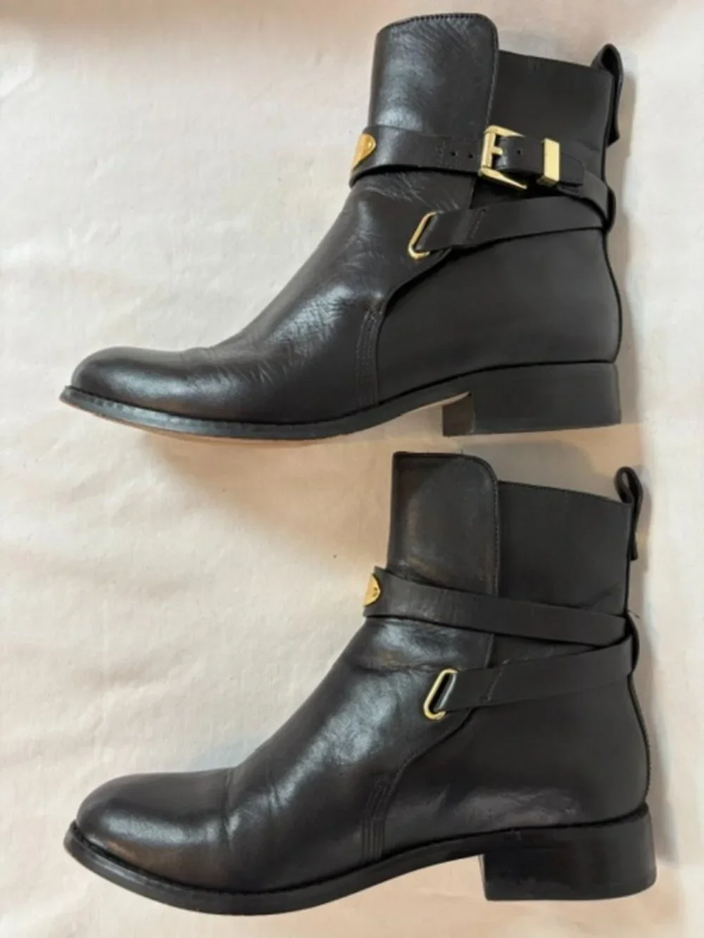 MICHAEL Michael Kors Arley Black Leather Ankle Boot w/Gold Logo Plate Size 7M
